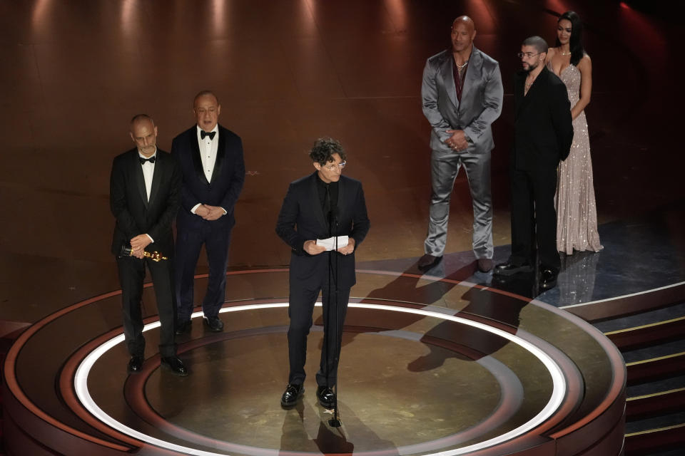 James Wilson, de izquierda a derecha, Leonard Blavatnik y Jonathan Glazer reciben el Oscar a mejor largometraje internacional por "The Zone of Interest" durante en la entrega de los Premios de la Academia el domingo 10 de marzo de 2024, en el Teatro Dolby de Los Ángeles. (AP Foto/Chris Pizzello)