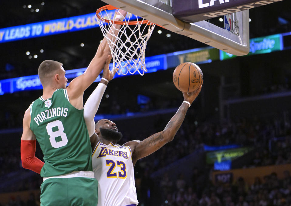 Der Stürmer der Los Angeles Lakers, LeBron James, schießt in der ersten Hälfte ihres Spiels am 25. Dezember 2023 in der Crypto.com Arena in Los Angeles über den Boston Celtics-Center Kristaps Porzingis.  (Foto von Jayne Kamin-Oncea/Getty Images)