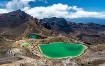 Die Emerald Lakes befinden sich auf der Nordinsel Neuseelands. Die drei kleinen Kraterseen liegen im Tongariro Nationalpark. Durch gelöste Mineralien, die ihren Ursprung im nahegelegenen Vulkan Red Crater haben, entsteht die smaragdgrüne Farbe. (Bild: iStock / Pierrick Limousin)