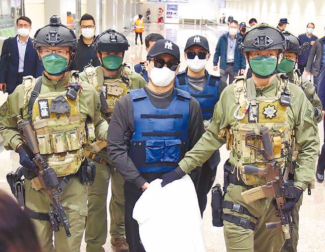 台南學甲槍擊案主謀洪政軍（左三）及槍手孔祥志（左四）2023年2月25日從大陸押解回台。（本報資料照片）