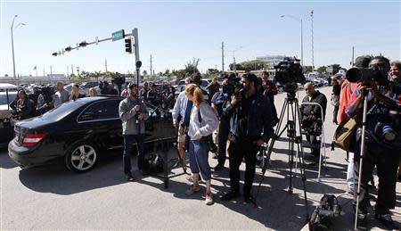 Onlookers and members of the media await the release of teen pop star Justin Bieber from a Miami-Dade County jail in Miami, Florida January 23, 2014. REUTERS/Andrew Innerarity