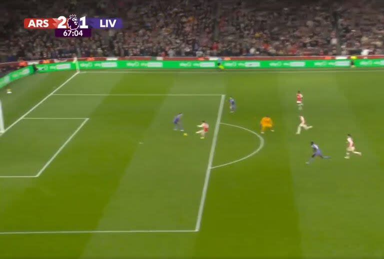 El error de Virgil van Dijk en Liverpool que derivó en el gol del brasileño Gabriel Martinelli para Arsenal, por la Premier League