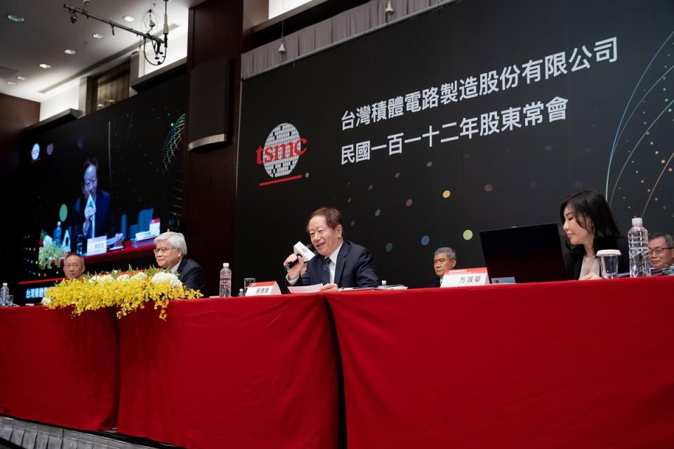台積電董事長劉德音於6日股東會回答小股東提問用電問題。（圖：台積電提供）