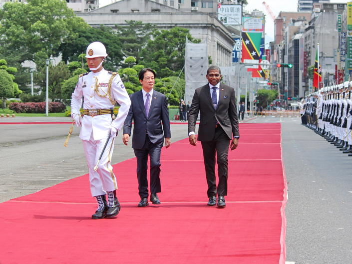 賴清德總統(中)24日上午以軍禮歡迎友邦聖克里斯多福及尼維斯總理德魯(Terrance Drew，右) (央廣記者王照坤 攝)