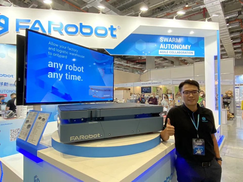 法博智能移動總經理陳家榜與其公司自主移動機器人產品。圖／張家豪攝影。