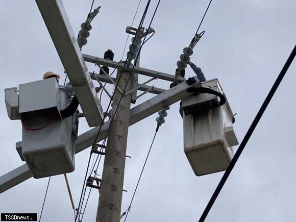 彰化地區主要停電區域集中在西濱沿海一帶，第一線搶修人員持續在強風中不畏艱難奔波。（記者方一成攝）