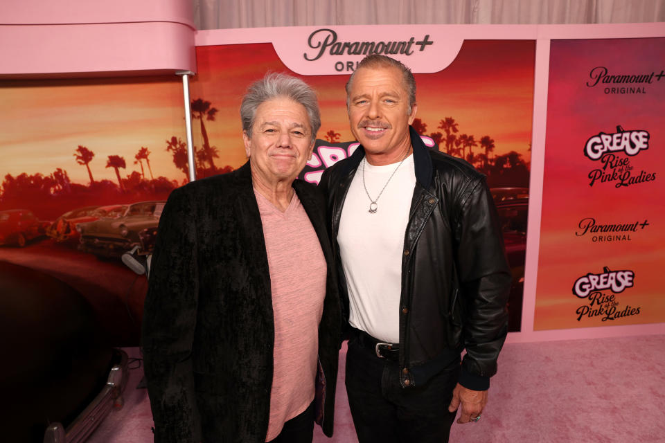 Maxwell Caulfield acudió a la presentación de la serie 'Vaselina: El origen de las damas rosadas' en 2023, donde posó junto a antiguos compañeros de 'Vaselina 2' como Adrian Zmed (Foto: Jesse Grant/Getty Images para Paramount+)