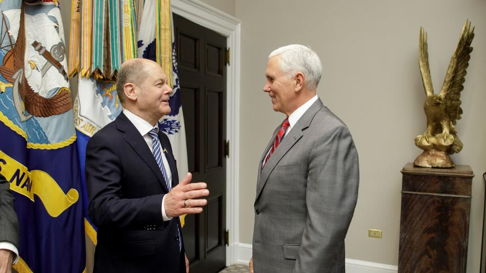 Scholz (l), der sich wegen der Frühjahrstagung des IWF in Washington aufhält, sprach nach dem Gespräch mit Pence vom «Geist der transatlantischen Partnerschaft». Foto: Thomas Imo-POOL/Photothek.net