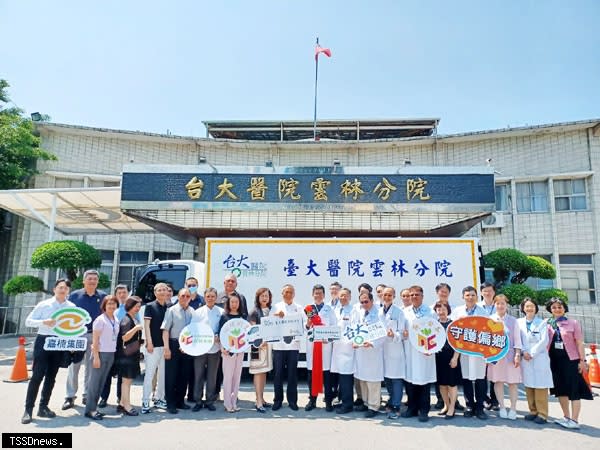 嘉楠集團捐贈臺大醫院雲林分院餐車，造福雲林無數鄉民及醫護同仁。(記者劉春生攝)