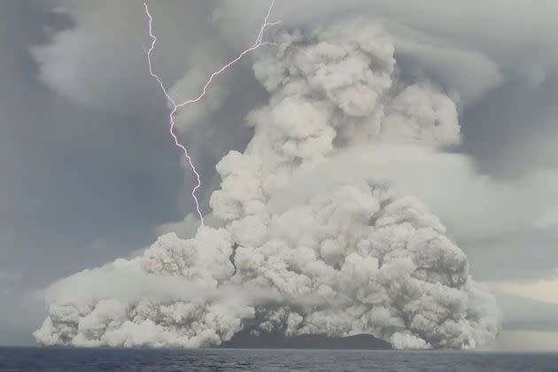 2022 01 17T084122Z 1476835483 RC2W0S90PIEI RTRMADP 3 TONGA VOLCANO ERUPTION