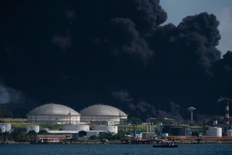 Humo negro de un tanque de petróleo en llamas se ve en Matanzas, Cuba, el 6 de agosto de 2022