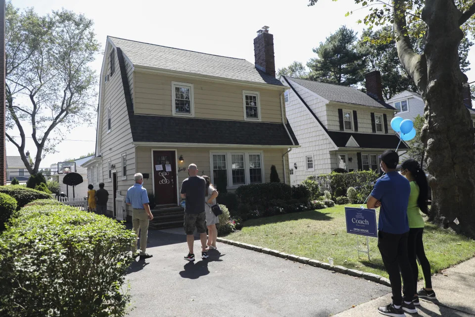 People wait to visit a house for sale in Garden City, Nassau County, New York, the United States. Eager homebuyers stage bidding wars amid rising rates. (Credit: Xinhua/Wang Ying, Getty Images)