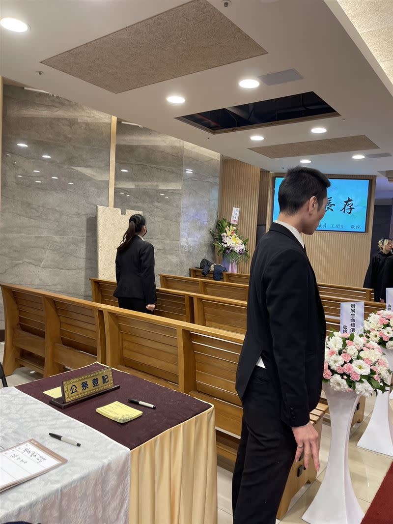 台北市第二殯儀館新落成的景行樓至仁4廳發生天花板掉落意外。（圖／翻攝畫面）