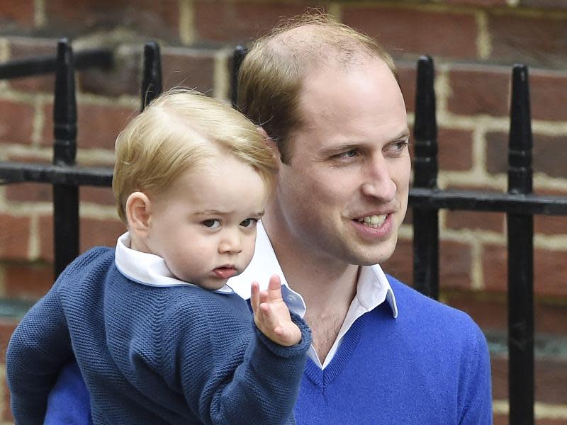 Der kleine George weiß schon, wie es geht: Formvollendet winkt er auf dem Arm seines Vaters in die Menge. Foto: Facundo Arrizabalaga