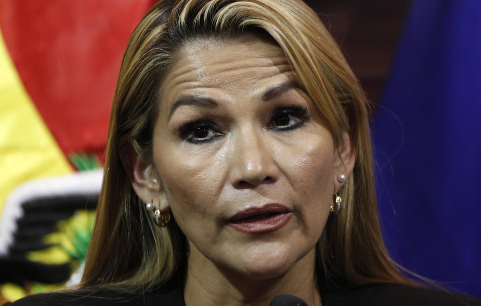 Jeanine Añez, la segunda vicepresidenta del Senado, da una conferencia de prensa en el Congreso en La Paz, Bolivia, el martes 12 de noviembre de 2019. (AP Foto / Juan Karita)