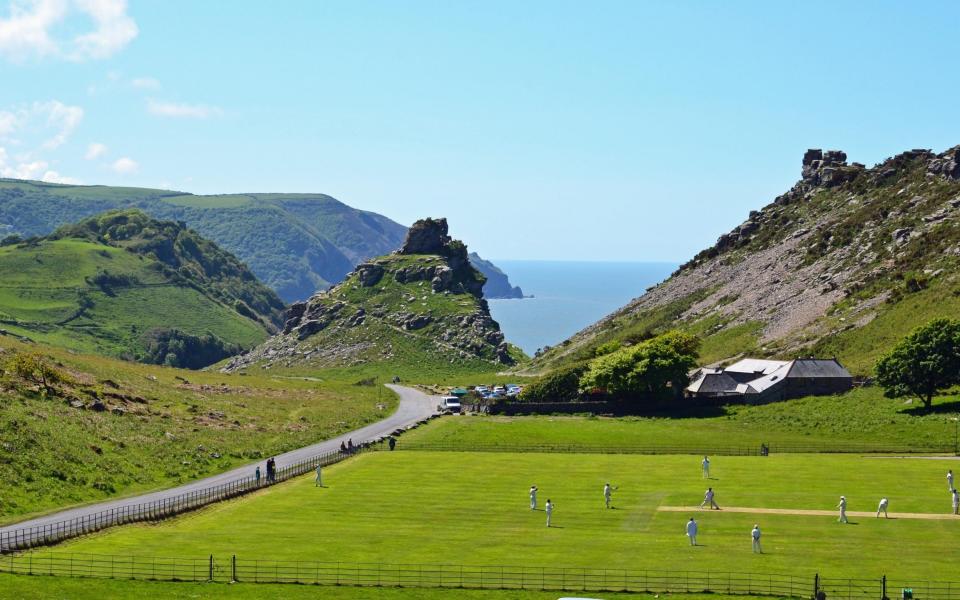 Men playing cricket in the Valley of the Rocks, near Lynton and Lynmouth - Susie Kearley / Alamy 