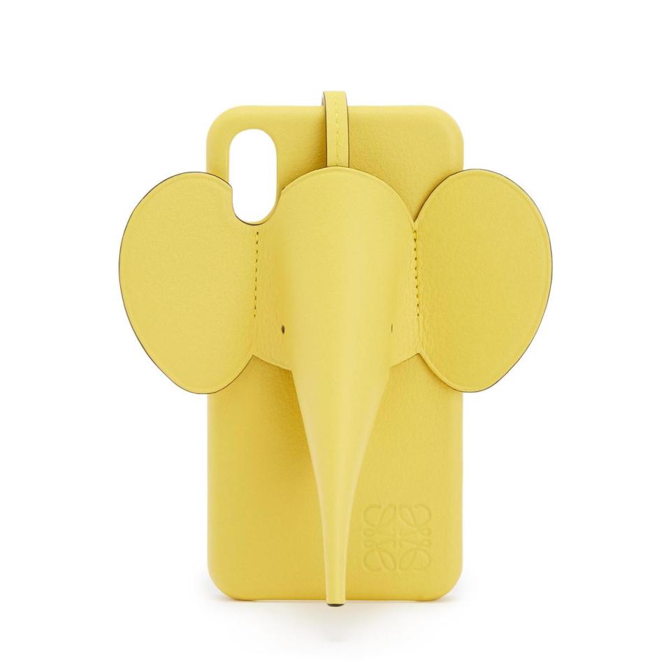 Elephant鮮黃色小牛皮手機殼吊飾。NT$16,000（LOEWE提供）