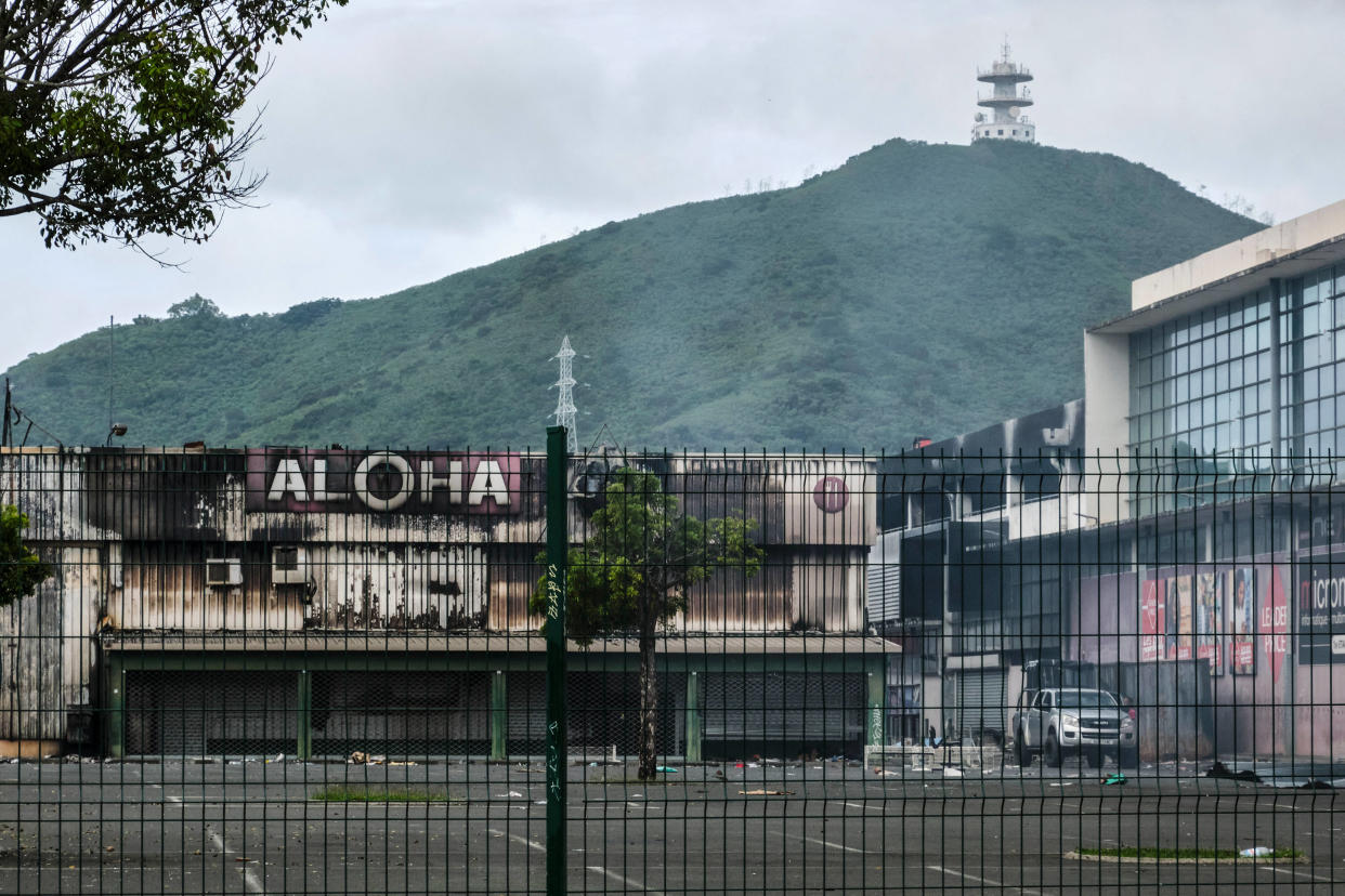 Plus de 400 entreprises et commerces ont été touchés par les émeutes en Nouvelle-Calédonie, selon les derniers chiffres communiqués par les autorités (photo d’illustration prise ce mardi 21 mai à Nouméa et montrant des commerces brûlés).