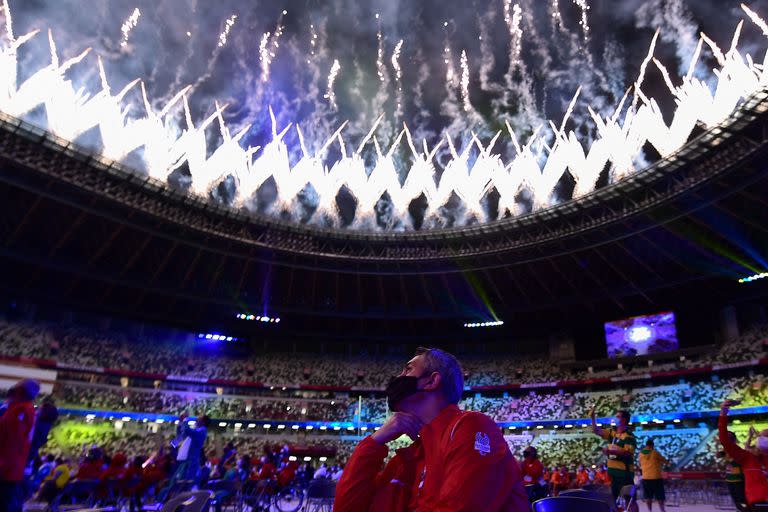 Los fuegos artificiales iluminan el cielo sobre el Estadio Olímpico durante la ceremonia de clausura de los Juegos Paralímpicos de Tokio 2020 