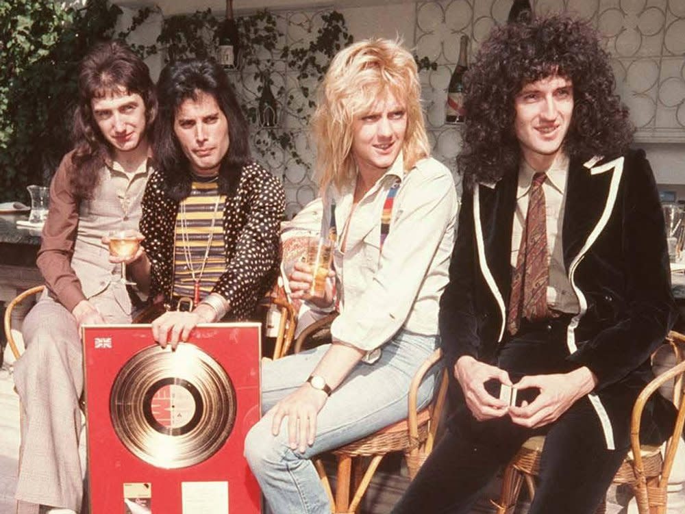 Freddie Mercury mit seiner Band Queen und goldener Schallplatte im Jahr 1976 - ihre Hits könnten bald Sony Music gehören. (Bild: imago/Avalon.red)