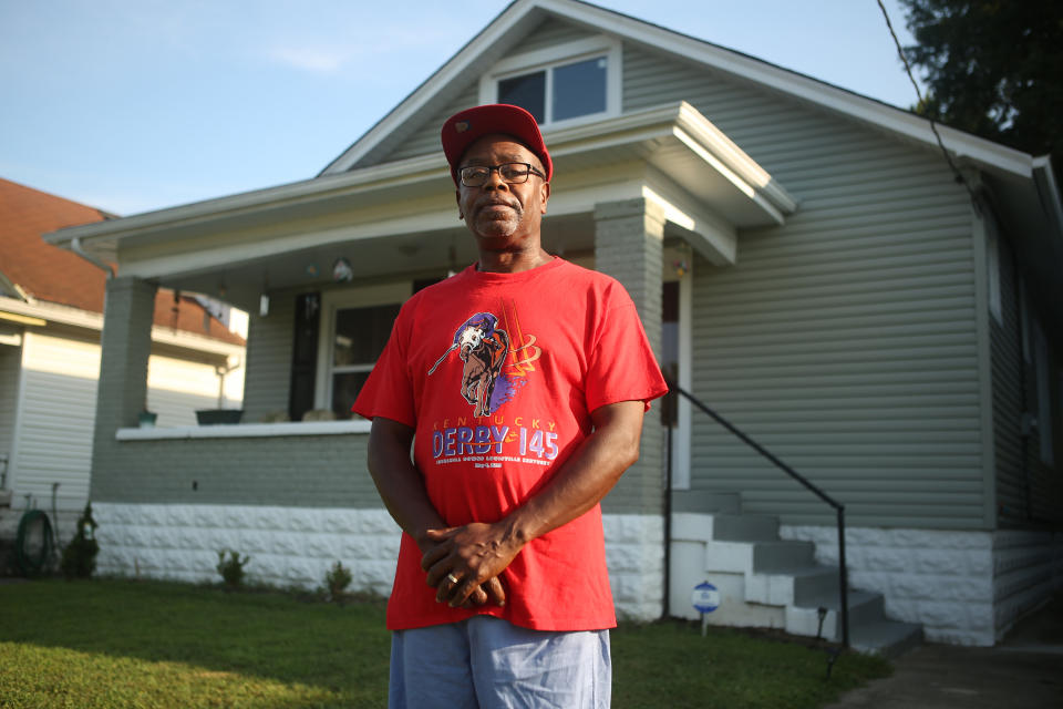 Christopher T. Smith, quien compró su casa por 86.000 dólares, en Louisville, Kentucky, el 20 de julio de 2020. (Michael Blackshire/The New York Times)