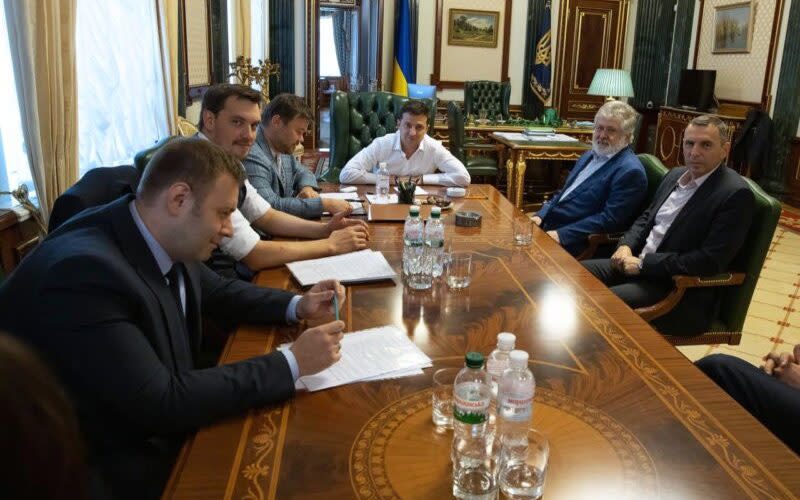 Le président ukrainien Volodymyr Zelensky (au centre) et d'autres hauts responsables rencontrent l'oligarque milliardaire Ihor Kolomoisky (deuxième à droite) en septembre 2019