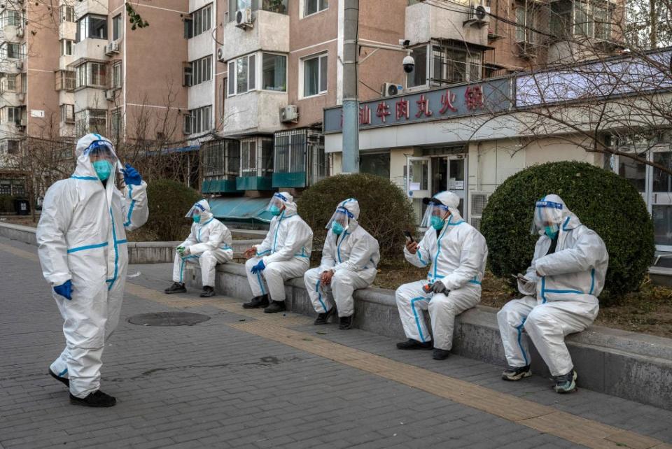 Plötzlich Zeit für eine Pause: Mitarbeiter der Gesundheitsbehörde waren die letzten Monate in China rund um die Uhr im Einsatz. - Copyright: Getty/Kevin Frayer 