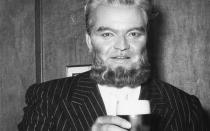 Bei Dreharbeiten in München: Auch Regie-Legende Orson Welles stieß 1954 mit einem Bier an. (Bild: Keystone/Hulton Archive/Getty Images)