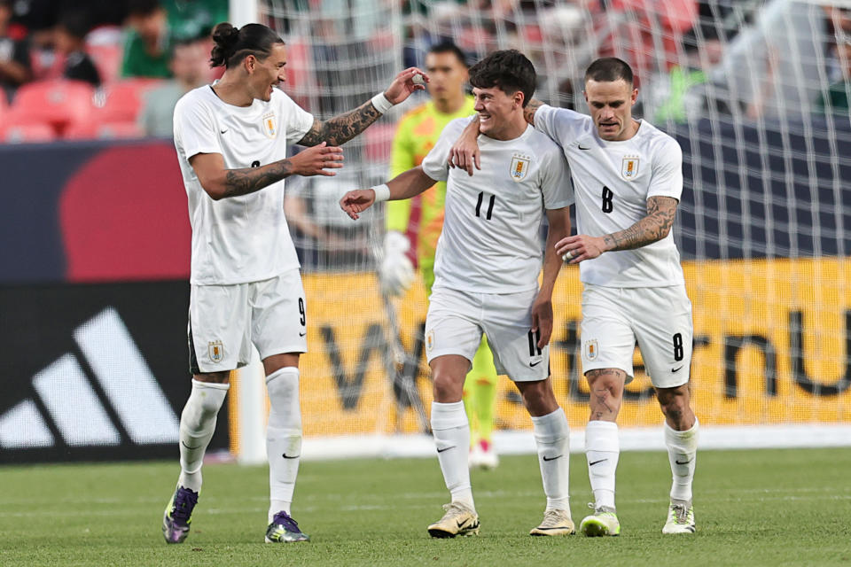 6 月 5 日，乌拉圭队对阵墨西哥队的国际友谊赛中，乌拉圭队的达尔文·加布里埃尔 (左) 攻入球队第四个进球后与队友一起庆祝。（Omar Vega/Getty Images）