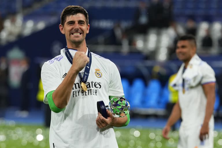 Thibaut Courtois, arquero de Real Madrid, no viajará a la gala de los premios The Best en París; el argentino Dibu Martínez es un gran candidato para el galardón al mejor guardavalla 