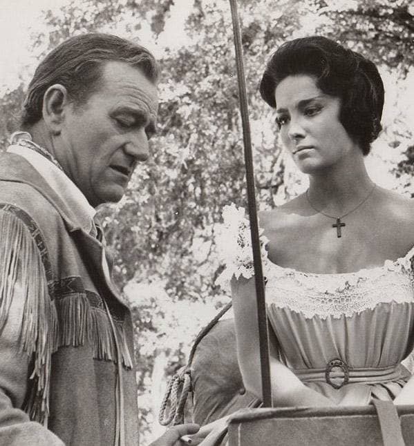 John Wayne et Linda Cristal dans 