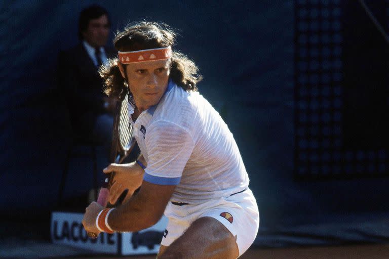 La vincha, el pelo largo, la mirada atenta a la pelota, la zurda lista para impactar de revés... Guillermo Vilas en toda su dimensión