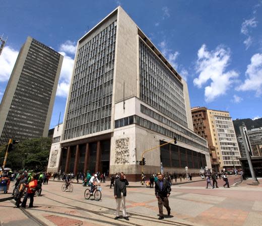 Foto de archivo. Un hombre camina frente al edificio del Banco Central de Colombia en Bogotá