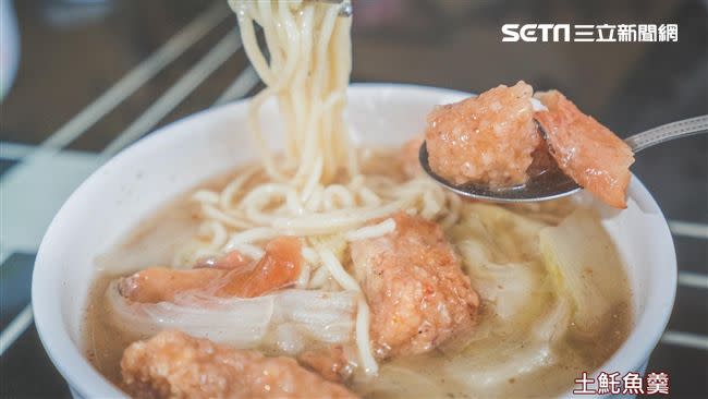 金黃酥脆土魠魚配上羹湯，這碗土魠魚羹是台南在地美食。（圖／資料照）