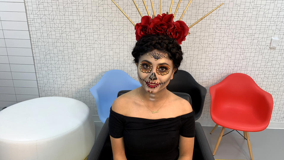 Miriam Rodriguez recreates the Día de los Muertos “Catrina” makeup. (Photo: Gisselle Bances)