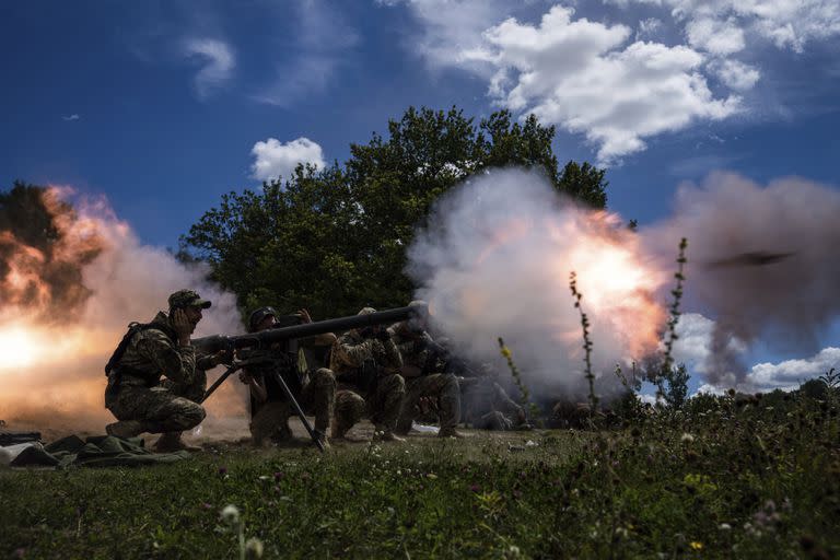 Militares ucranianos disparan con armas SPG-9 durante una sesión de instrucción en la región de Kharkiv, Ucrania