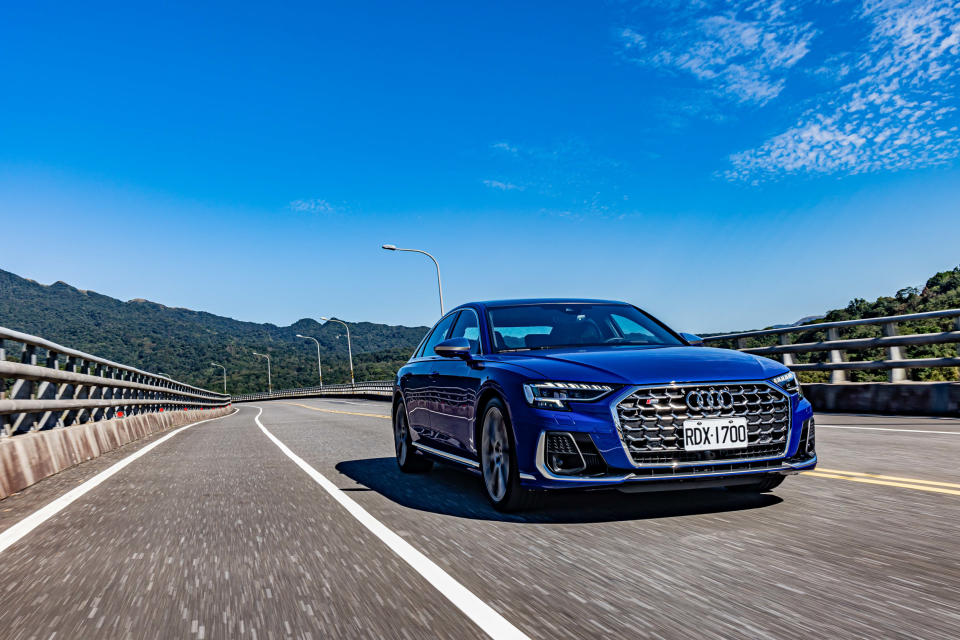 571 hp / 800 Nm 的峰值出力，搭載在 S8 身上仍舊舒適快意，駕駛起來一點壓力都沒有。