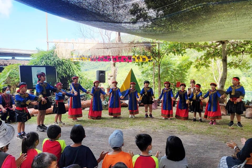 土坂VUSAM文化實驗小學學童吟唱古謠，為家屋獻上祝福。