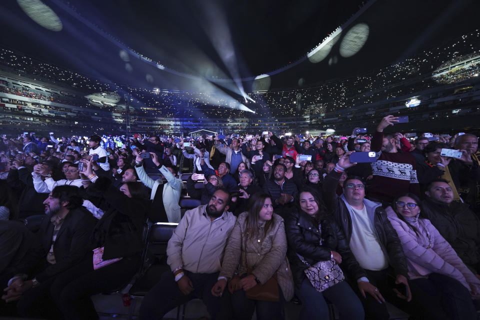 El público en el concierto de Los Bukis, la banda grupera mexicana encabezada por Marco Antonio Solís, en el Estadio Azteca en la Ciudad de México el 3 de diciembre de 2022. (Foto AP/Marco Ugarte)