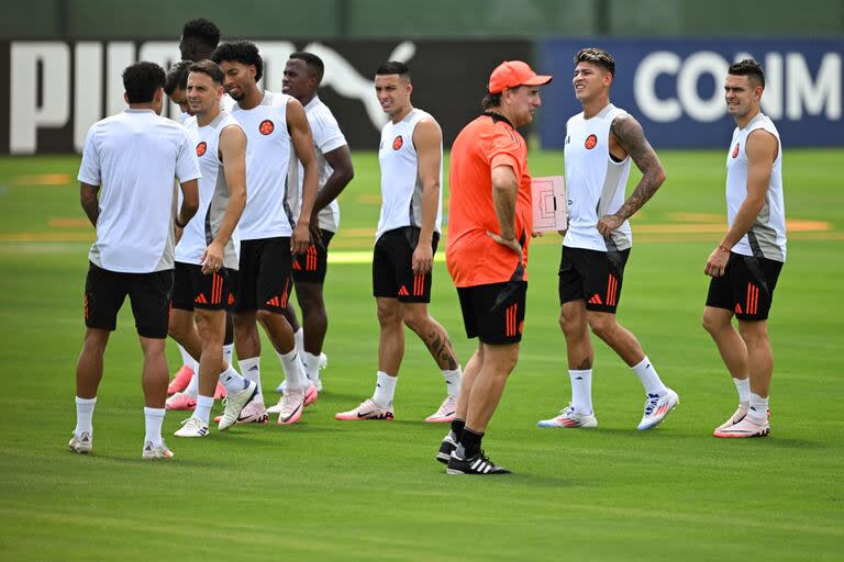 Néstor Lorenzo junto a sus dirigidos, preparando el duelo de este miércoles ante Uruguay