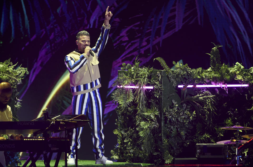 ARCHIVO – En esta fotografía de archivo del 14 de noviembre de 2019 Pedro Capó interpreta un popurrí en la 20ª entrega de los Latin Grammy el 14 de noviembre de 2019 en el MGM Grand Garden Arena en Las Vegas. Capó lanzó su álbum "Munay", en el que canta en inglés y español, el 18 de septiembre de 2020. (Foto AP/Chris Pizzello, archivo)