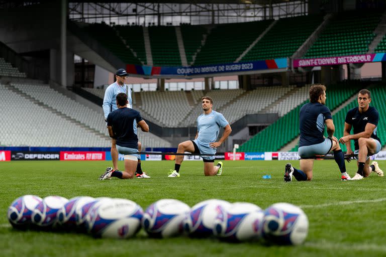 Michael Cheika supervisa las tareas físicas de los Pumas en el captain's run en el estadio Geoffroy Guichard, de Saint-Étienne, donde este viernes se cruzarán con Samoa en su segundo compromiso en el Mundial de Francia.