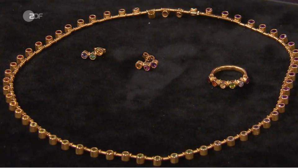 Dieses hübsche Schmuckset wurde aus 750er-Gold handgefertigt und stammt aus den 1990er-Jahren. Heide Rezepa-Zabel erwägte einen Schätzwert von 900 bis 1.100 Euro, doch Händlerin Elisabeth Nüdling bot sogar 1.600 Euro.