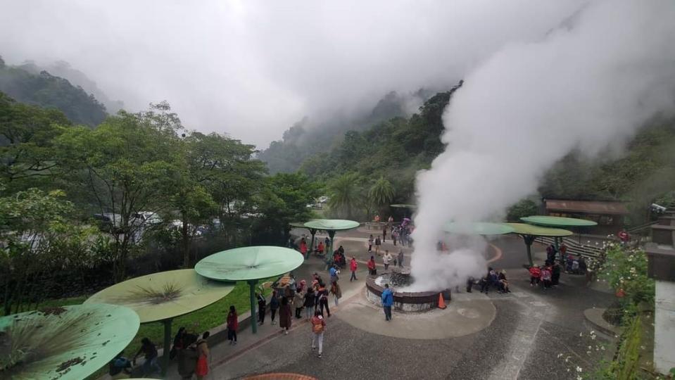 太平山鳩之澤地熱溫泉青山環繞，露天泡湯煮蛋賞景樂趣。（中華旅行社提供）