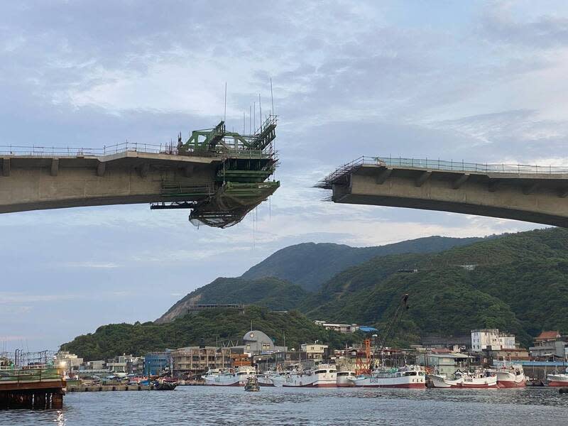 一０八年發生坍塌的南方澳跨港大橋，新建工程期能在十二月十八日順利完工。（記者林坤瑋翻攝）