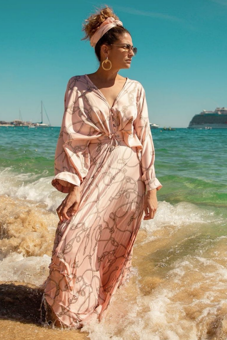 <p>La cantante disfrutó de las playas de Los Cabos, en México con este hermoso vestido maxi de la nueva colección de edición limitada de <strong>Benito Santos.</strong> </p>