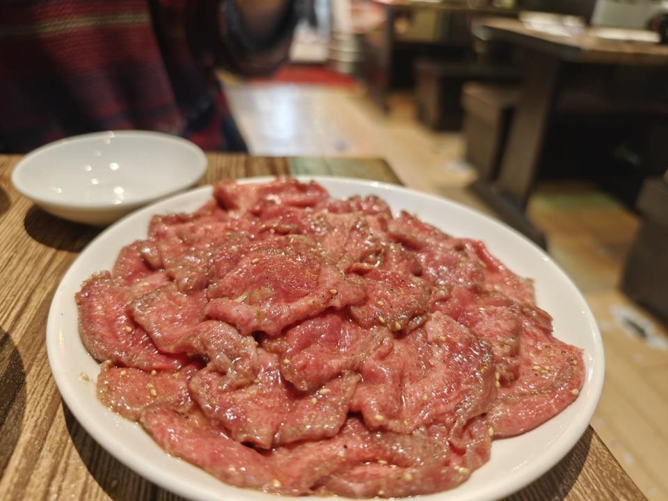 一名網友稱自己因為在燒肉吃到飽餐廳點了50份上等牛舌，遭店長責罵。（翻攝自X）
