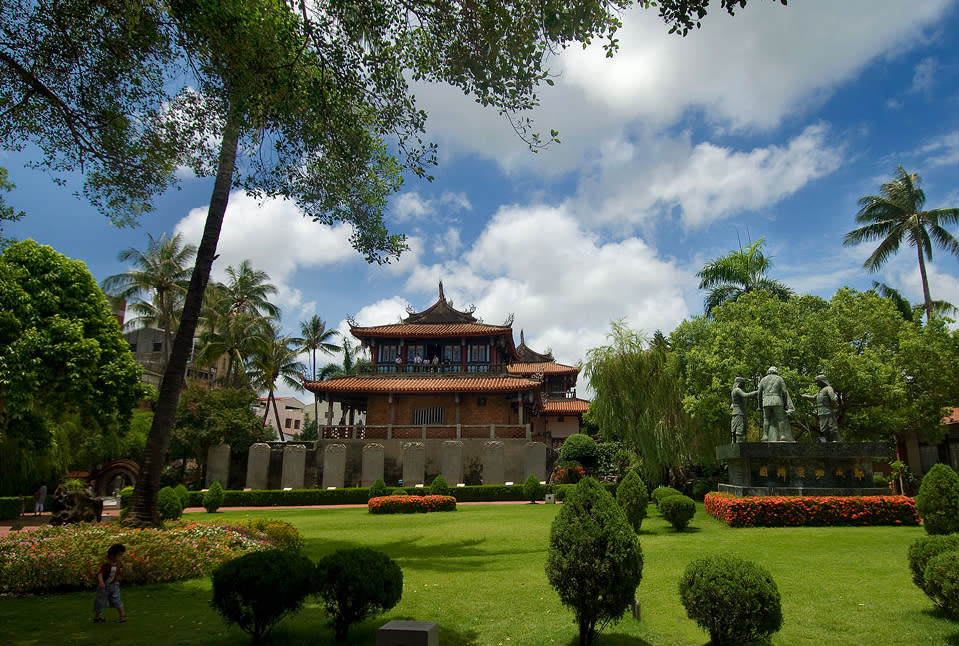 赤崁樓除了佇立一隅的舊城遺址，有文昌閣、蓬壺書院與城牆遺跡，得以窺見過往的風華歲月。圖/觀光局