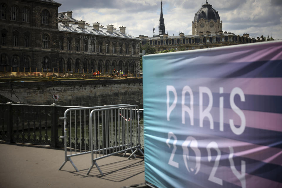 Trabajadores operan a lo largo del río Sena en los Juegos Olímpicos de Verano de 2024, el domingo 21 de julio de 2024, en París, Francia. (Foto AP/Thomas Padilla)