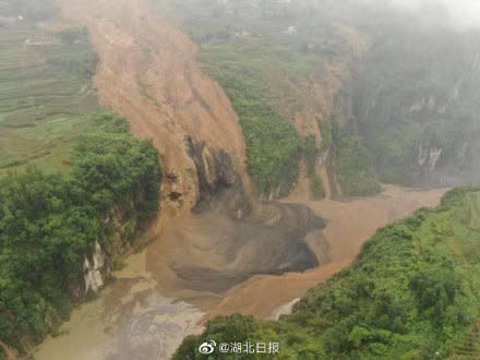 湖北恩施市當局警告堰塞湖有「瞬間潰壩」風險。   圖:翻攝自湖北日報微博